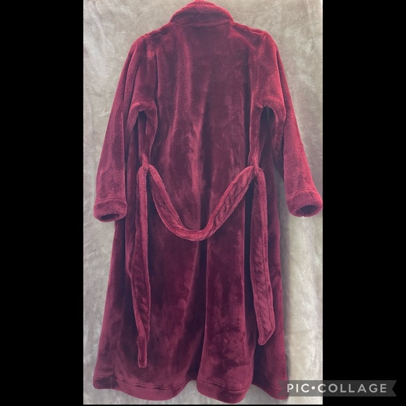 Burgundy Robe. - Picture 2 of 2